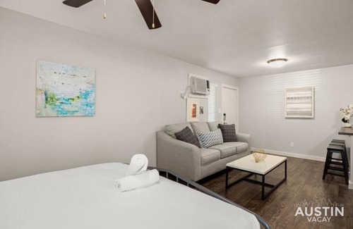 Barton Hills Apartment | Walk To Zilker King Bed Pool Free Parking