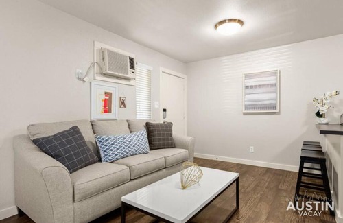 Barton Hills Apartment | Walk To Zilker King Bed Pool Free Parking