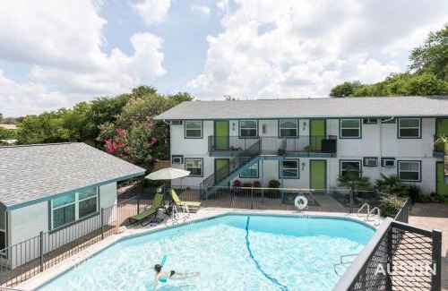 Barton Hills Apartment | Walk To Zilker King Bed Pool Free Parking