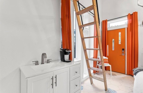 Holly House | Walkable 2-home Eastside Austin Oasis