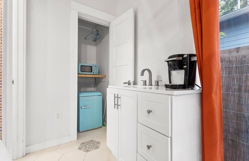 Holly House | Walkable 2-home Eastside Austin Oasis