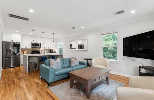 Holly House | Walkable 2-home Eastside Austin Oasis