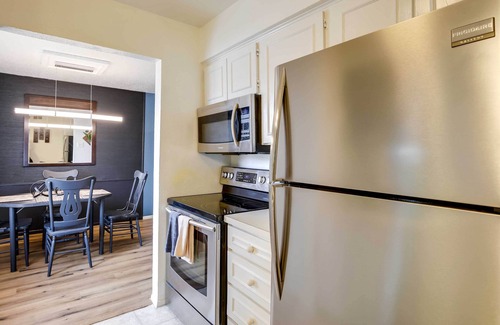 Knox - Henderson Condo | Walkable Dallas Vacation Rental w/Community Pool!