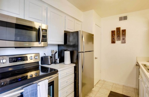 Knox - Henderson Condo | Walkable Dallas Vacation Rental w/Community Pool!