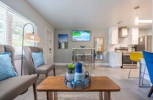 Gillespie Park Cottage | Walkable to Downtown and Parks Brand New Furniture