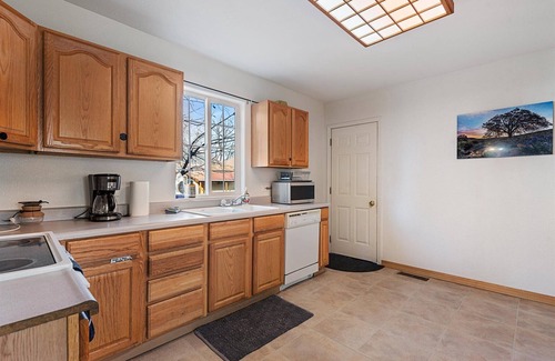 La Grande House | Walking Distance to Town Discount Ski Passes TRAVELERS WELCOME