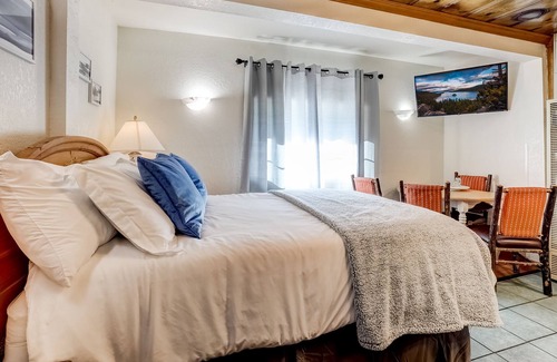Stateline Cottage | Walking distance to the lake, restaurants, shops, Gondola & more cottage 3
