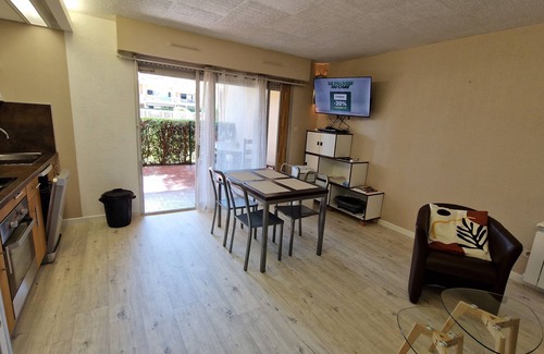 Le Pradet Apartment | Walking distance to the beach Air-conditioned T2 apartment in Le Pradet- Swimming pool, tennis court