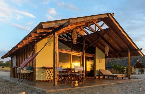 Punta Sal House | Wallac Bungalows Canoas de Punta Sal