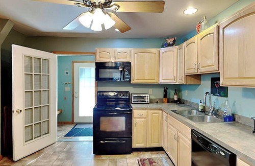 Blakeslee House | Walnut Cellars | Great Views, Fire Pit, Large Yard