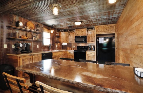 Grandview Plaza Apartment | Wanderlust Suite 2 Bed 2 Bath Apt.