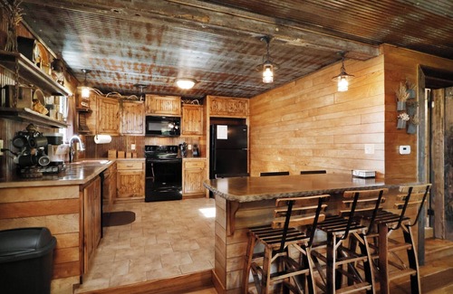 Grandview Plaza Apartment | Wanderlust Suite 2 Bed 2 Bath Apt.