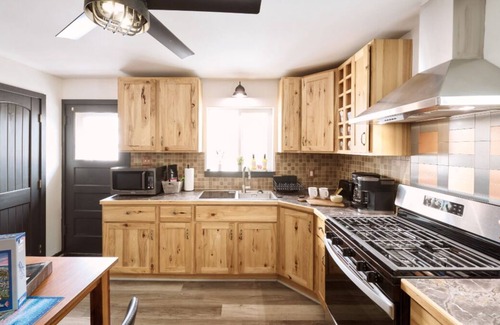 Sheridan House | Warm and inviting 2BR retreat in central Sheridan. Unwind in a King Thuma bed after a day of winter adventure. Just 5 minutes to downtown dining & shops. The perfect cozy base camp.