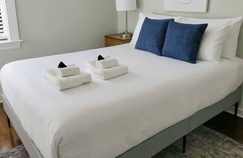 East Albany Park Apartment | Warm & Stylish 2BR Apt