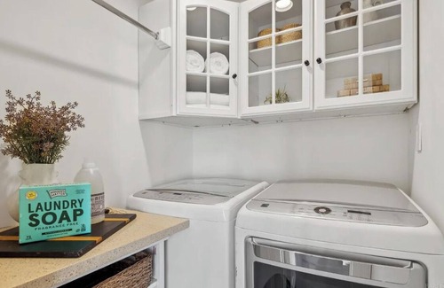 Larkspur House | Waterfront 4-bedroom house on Larkspur Lagoon with Wi-Fi and AC