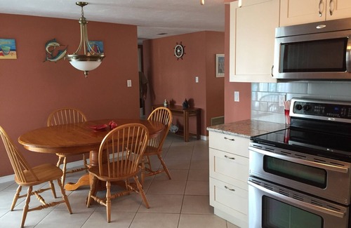 Flor-a-mar House | Waterfront, 4-person Hot Tub Spa, Wireless Hi-speed Internet.