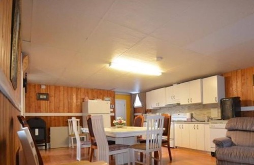 Notre-Dame-du-Laus Cottage | Waterfront Cottage 5 BD/2 BTH — 1 HR Downtown Ottawa 💗