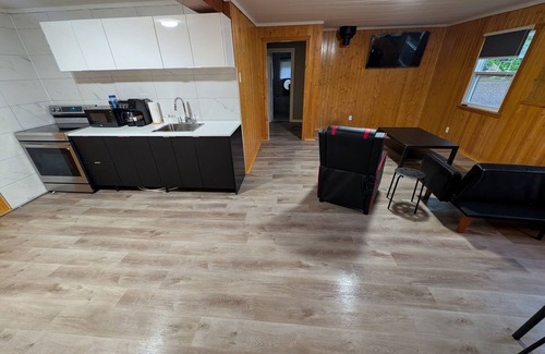 Algonquin Highlands Cottage | Waterfront New and Modern 3 bedroom cottage with WiFi and AC