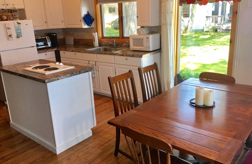 Bristol Cottage | Waterfront Cottage with Panoramic Lake Views