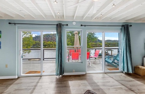 Draper House | Waterfront Cottage with Private Dock on Claytor Lake. Pet Friendly!