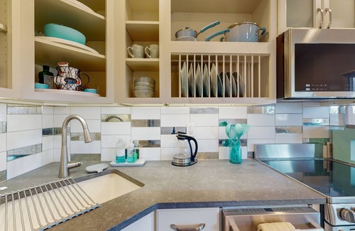 Allyn-Grapeview Apartment | Waterfront couples getaway with patio, gas fireplace, full kitchen and Wifi