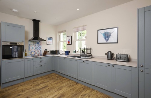 Scaniport Cottage | Waterfront gem with hot tub by Loch Ness -Middleton Farmhouse