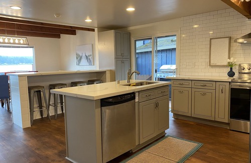 Allyn House | WATERFRONT GETAWAY - Hot Tub - Walk to Restaurants, Coffee Shops & More!