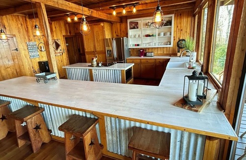 Zavalla House | Waterfront Hide-A-Way Lodge on Big Sam!