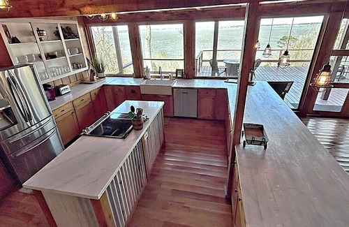 Zavalla House | Waterfront Hide-A-Way Lodge on Big Sam!