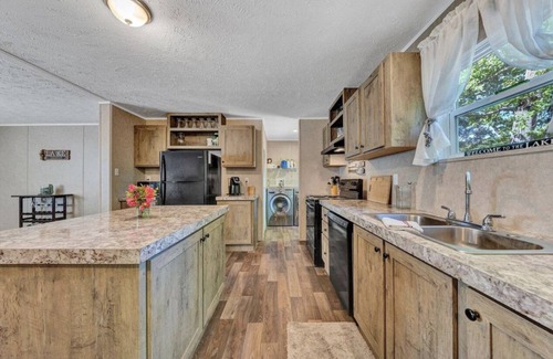 Goodview House | Waterfront home with 3 bedrooms and free parking