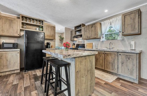 Goodview House | Waterfront home with 3 bedrooms and free parking