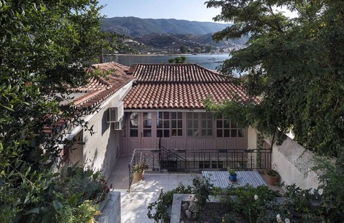 Poros Apartment | Waterfront house with private garden