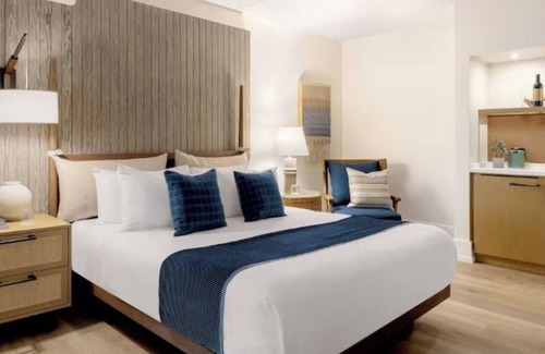 Goat Island Hotel | Waterfront Luxury! Swimming Pool, Fitness, Near Local Parks & Scenic Spots!