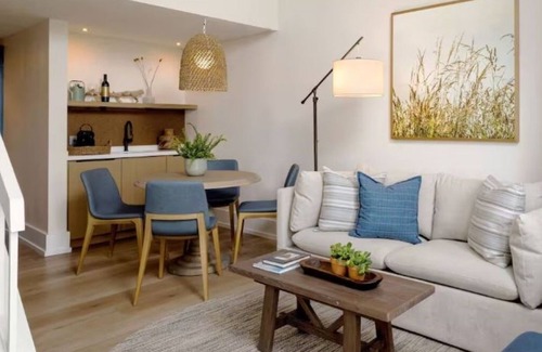 Goat Island Hotel | Waterfront Luxury! Swimming Pool, Fitness, Near Local Parks & Scenic Spots!