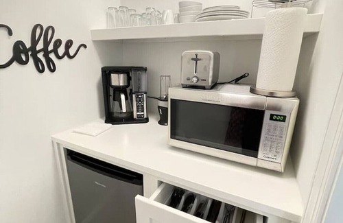 Freeport Apartment | Waterfront Property w/Pool & Dock