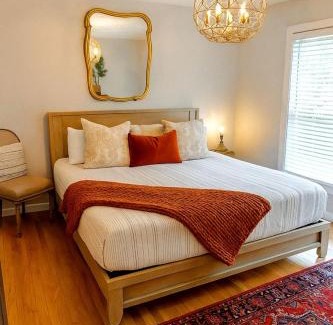 Barium Springs House | Waterfront Retreat with Spectacular Interior, Jacuzzi and Game Room in NC