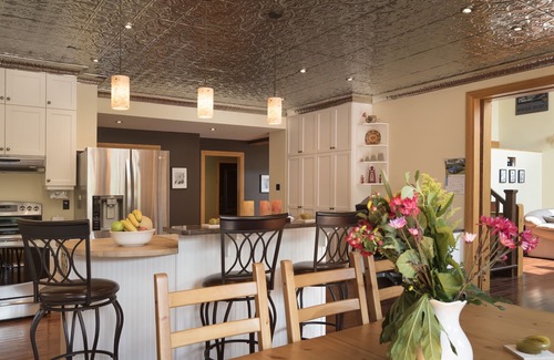 Val-des-Monts Ski Chalet | Waterfront Tennis, Anyone?