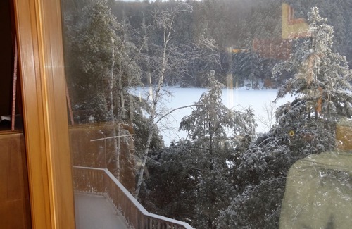 Val-des-Monts Ski Chalet | Waterfront Tennis, Anyone?