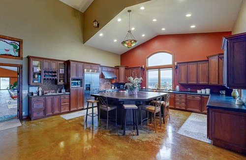 Dallesport House | Waterfront vineyard estate with private pool and incredible Gorge views