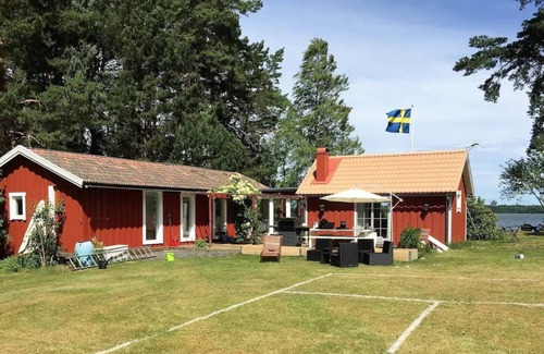 Upplands-Bro Municipality House | Waterside Swedish Archipelago Summer House