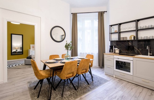 City Centre Apartment | WAWELOVE Piłsudskiego II -spacious 3 bedroom apt. with balcony and free parking!