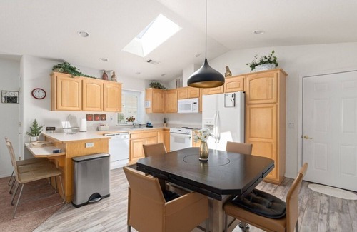 Grants Pass House | WE ARE A CHARMING DUPLEX/2 HOMES 4 BEDROOM 4 BATH/2 GARAGES +EV