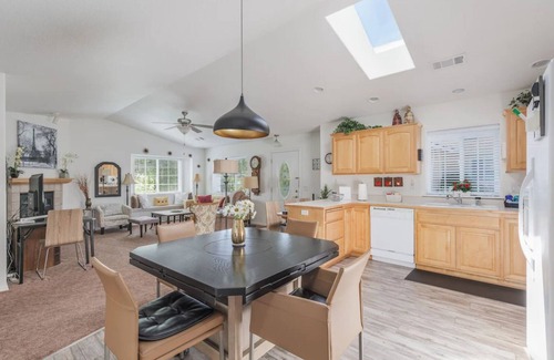 Grants Pass House | WE ARE A CHARMING DUPLEX/2 HOMES 4 BEDROOM 4 BATH/2 GARAGES +EV