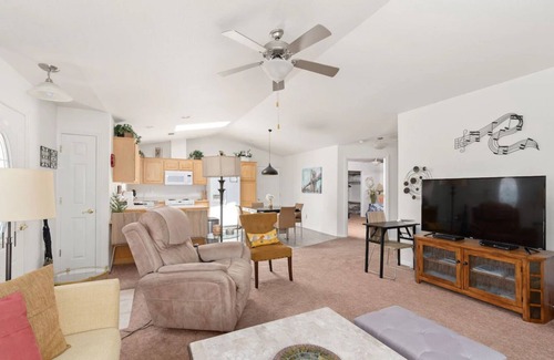 Grants Pass House | WE ARE A CHARMING DUPLEX/2 HOMES 4 BEDROOM 4 BATH/2 GARAGES +EV