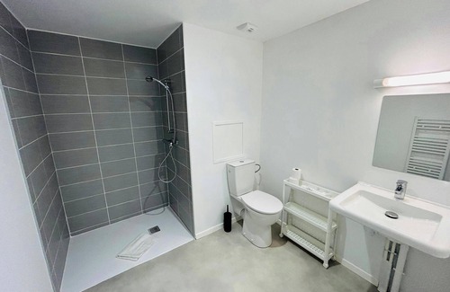 Barbatre Apartment | We Live In R - Suite 103