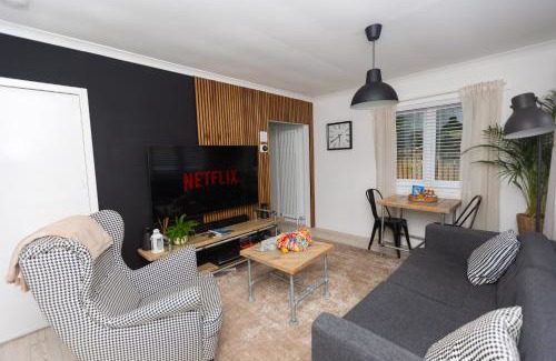 Pitlochry House | Wee Cottage with hot tub in beautiful Pitlochry