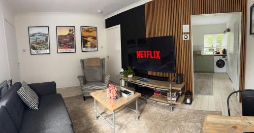 Pitlochry House | Wee Cottage with hot tub in beautiful Pitlochry