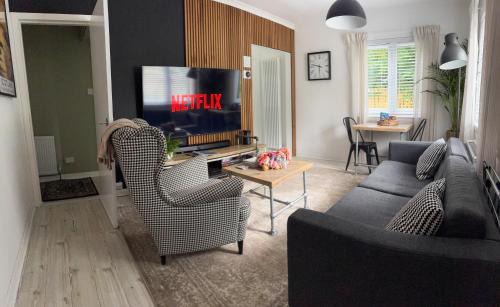 Pitlochry House | Wee Cottage with hot tub in beautiful Pitlochry