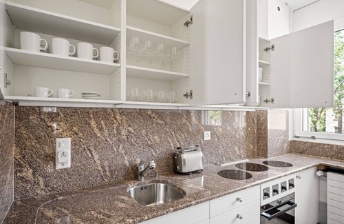 Hirslanden Apartment | Weinegg 4.5 Room w/Storage & W/D, 2 mins to Mkt