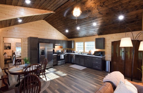 Texarkana Cabin | Welcome to Cabin by the Meadow-your perfect retreat on the outskirts of town!